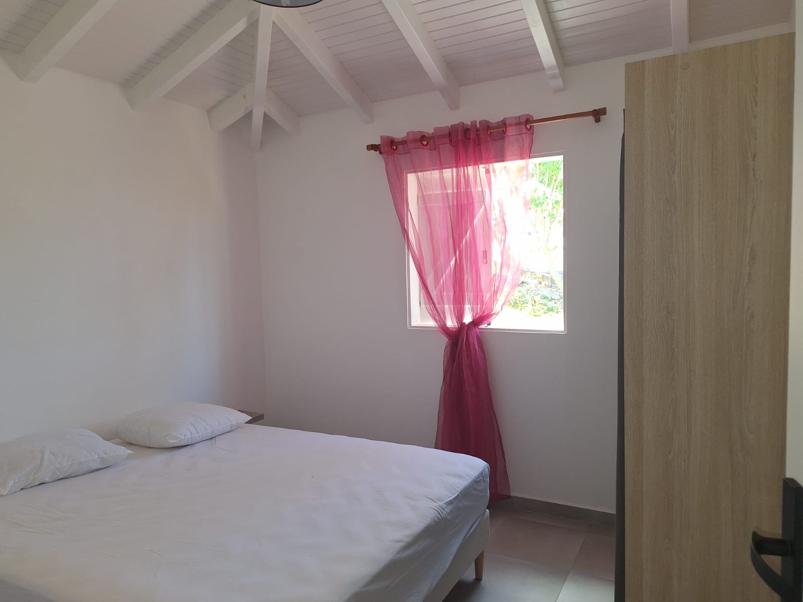 Chambre de Case Soleil, lit double et voilage